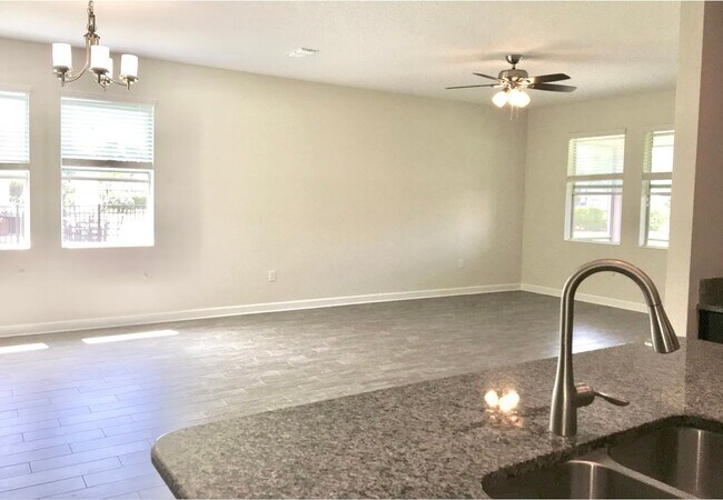 Foto del edificio - 4624 Fairy Tale Cir