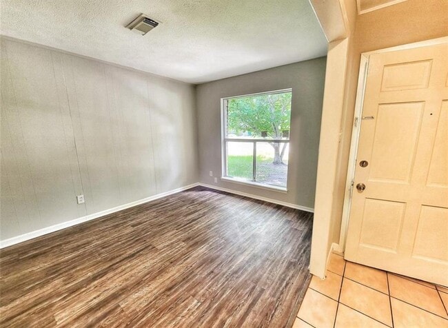 Building Photo - 612 Littlewood