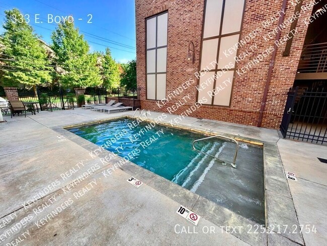 Building Photo - 333 E. Boyd-2