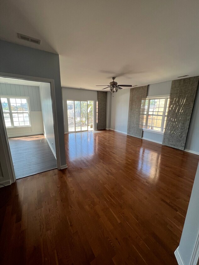 Living Room - 3000 W Lawrence Ave