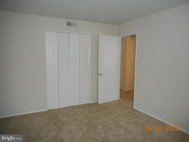 Building Photo - 584 Wilson Bridge Dr
