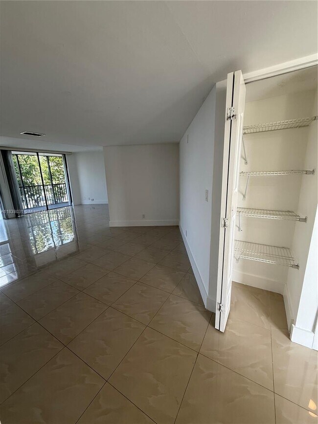 Foto del edificio - 3475 N Country Club Dr