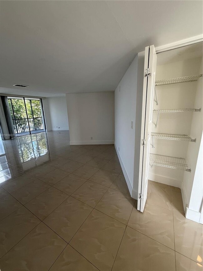 Building Photo - 3475 N Country Club Dr