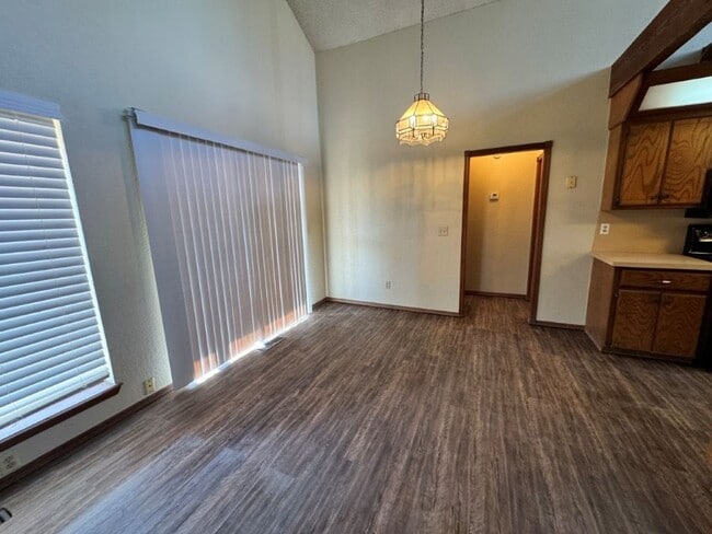 Building Photo - New Luxury viny Plank and paint. 3 bedroom + loft home for lease in Moore!  2 baths, 2 car garage...