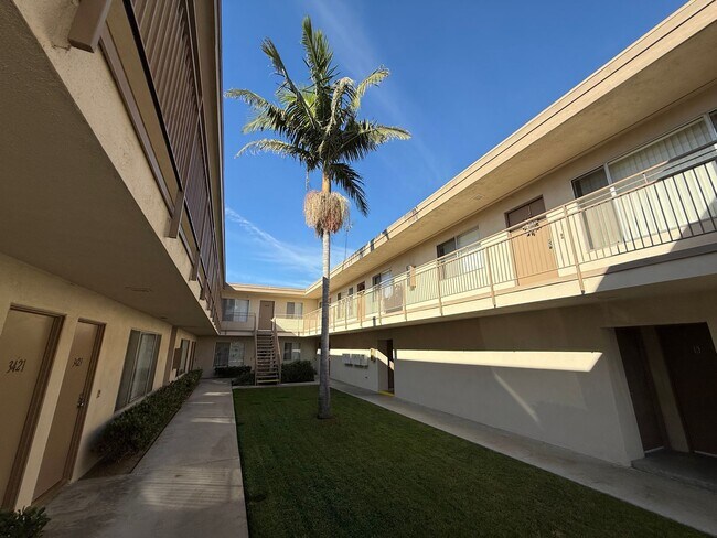 Foto del edificio - Mid Town Ventura 2 Bedroom 2 Bath Upstairs Corner Unit Apartment