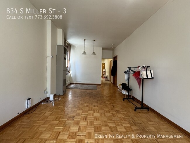 Building Photo - Sunny Top Floor 2 Bed 1 Bath Steps from UIC