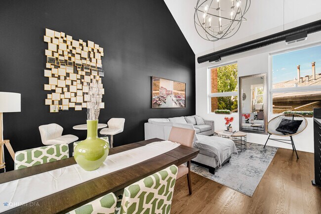 Foto del edificio - 2828 N Talman Ave