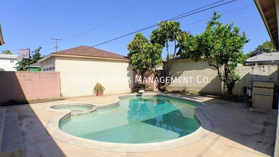 Foto del edificio - 1213 W 136th St