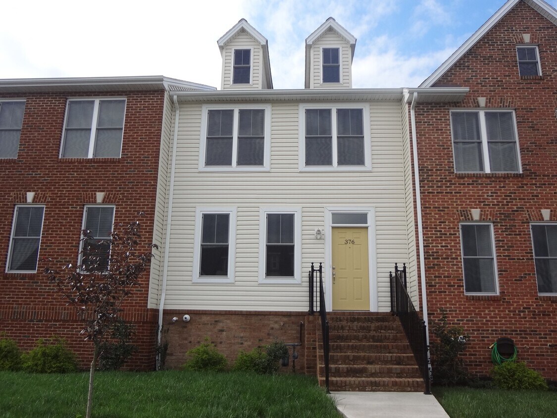 Primary Photo - Spacious Luxurious Townhome! Outstanding L...