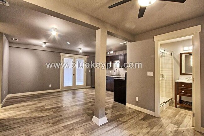 Building Photo - 2 Bed, 1 Bath Unit on Glisan Street