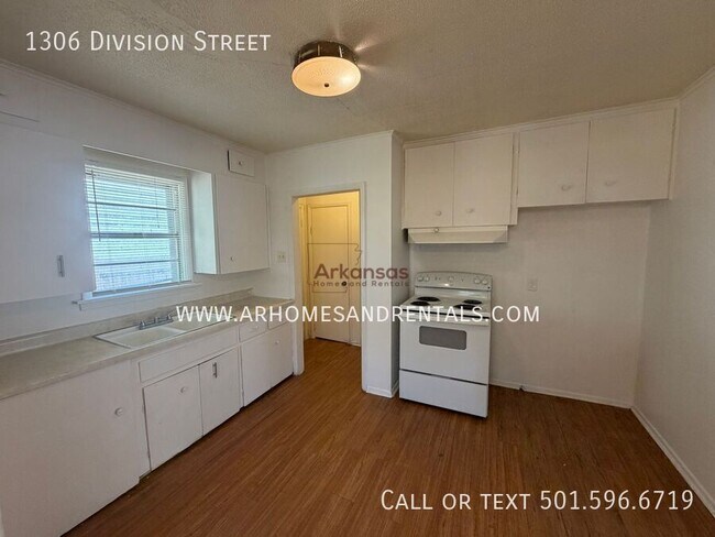 Building Photo - 1306 Division St