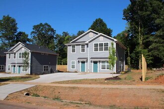 Building Photo - 402 Giles St