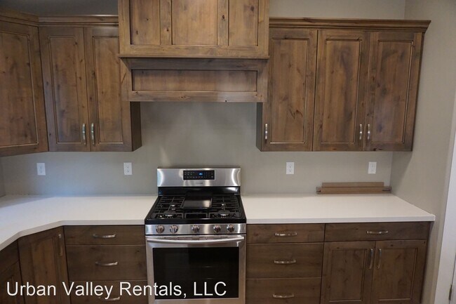 Building Photo - 6 br, 3.5 bath House - 822 E. Winter Pine ...