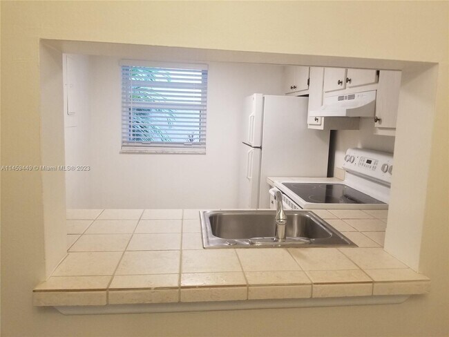 Building Photo - 9410 Poinciana Pl