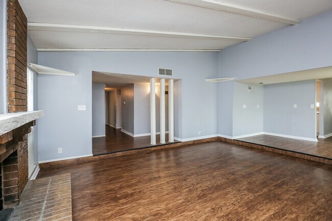 Foto del edificio - 7439 Oakmore Dr