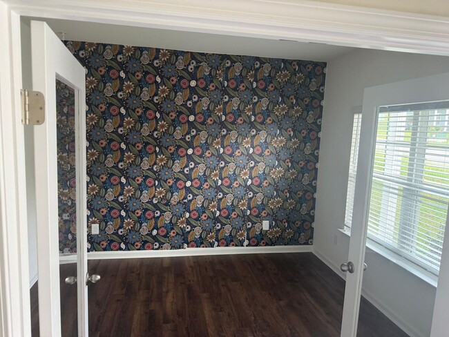 Building Photo - 915 Utopia Ln