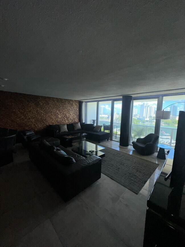 Living room - 900 Bay Dr