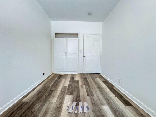 Foto del edificio - 824 McDonald Ave