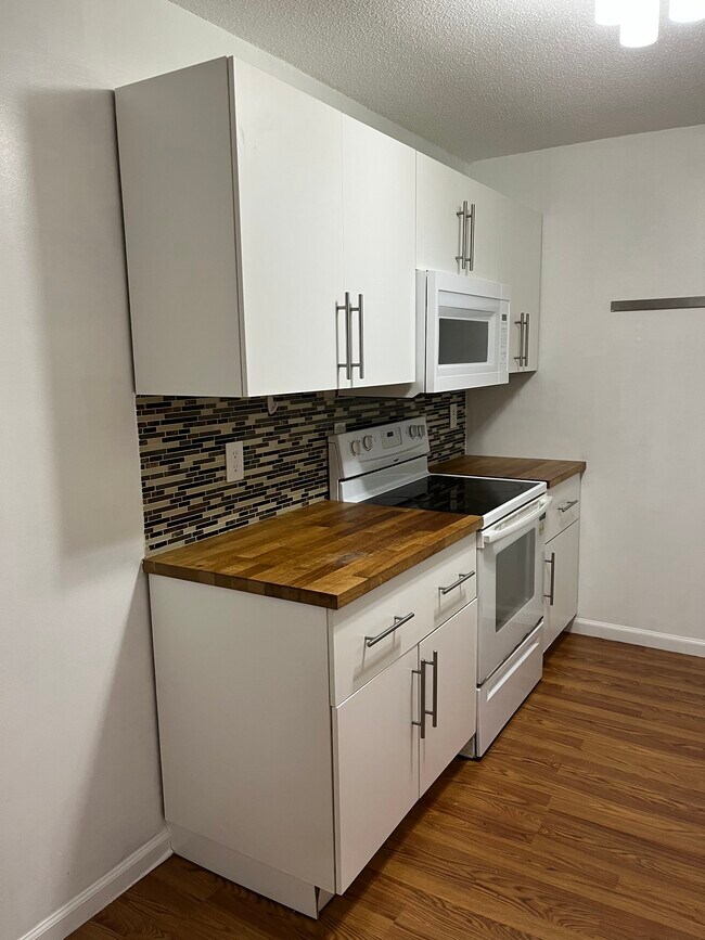 Building Photo - 95 Woodsedge Dr
