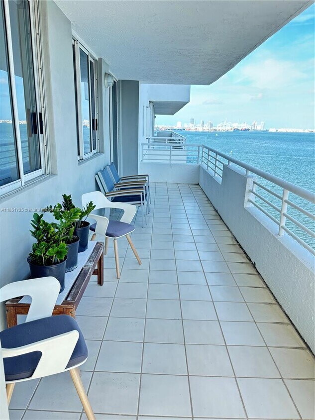 Primary Photo - 1402 Brickell Bay Dr