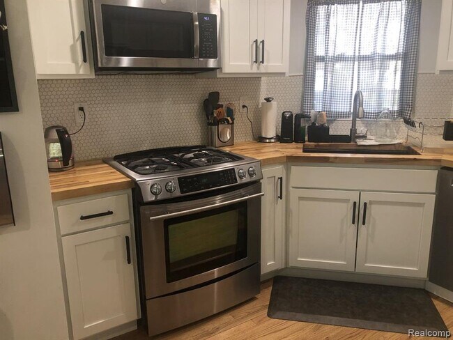 Foto del edificio - 21725 Rockwell St