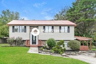 Building Photo - 8612 Royal Oaks Dr