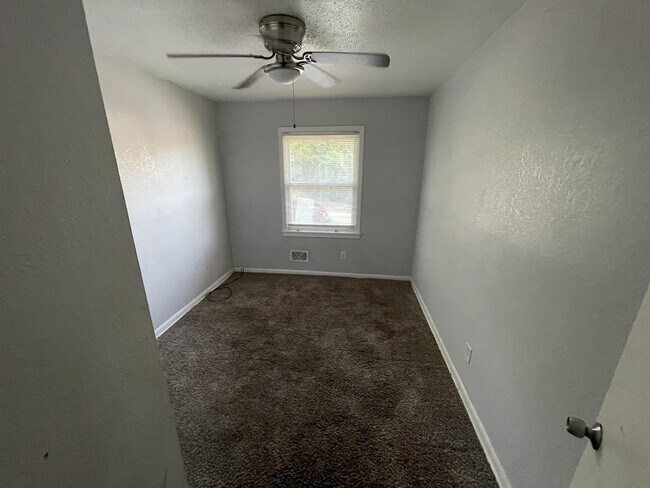 Foto del edificio - 2021 E 48th Terrace