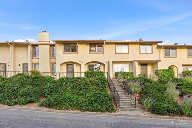 Building Photo - 16 Greenview Ln