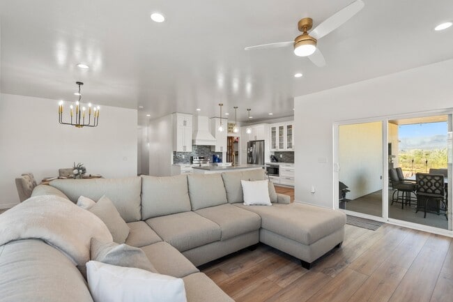 Building Photo - 1517 Golf Course Ln