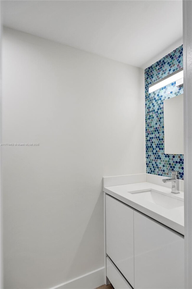 Building Photo - 2457 Collins Ave