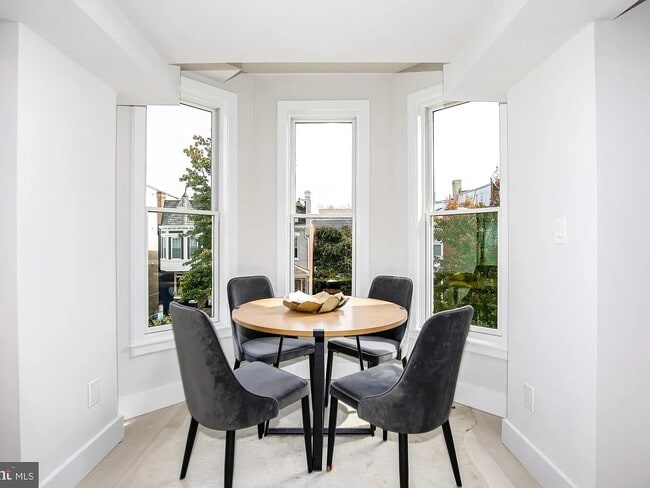 Foto del edificio - 2556 University Pl NW