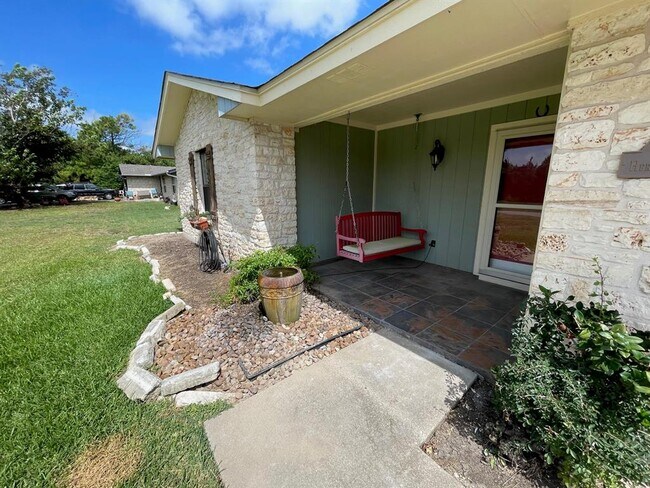 Building Photo - 417 Hernandos Loop