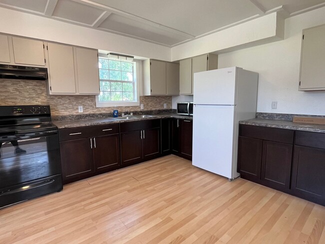 Building Photo - Charming Updated 2-Bedroom Home on 1 Acre ...