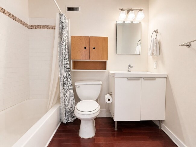 Building Photo - Bright Bi-Level 1 Bedroom with Finished Basement & Private Backyard in Graduate Hospital