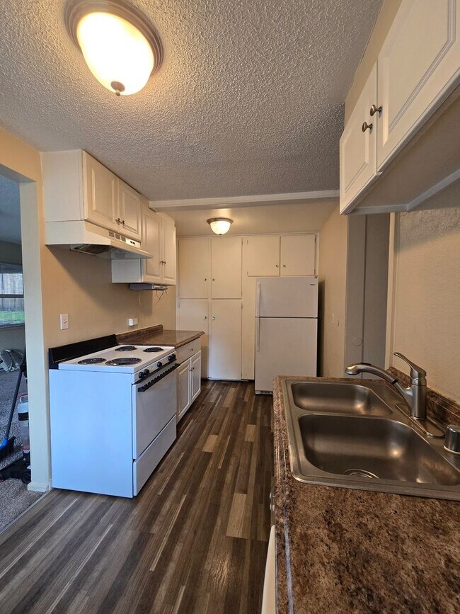 Building Photo - 4 Bedroom Duplex in Bremerton