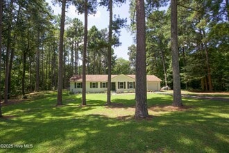 Building Photo - 906 N Glenwood Trail