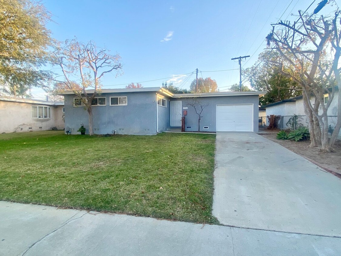 Primary Photo - Three Bedroom House w/Big Backyard $3,350/...