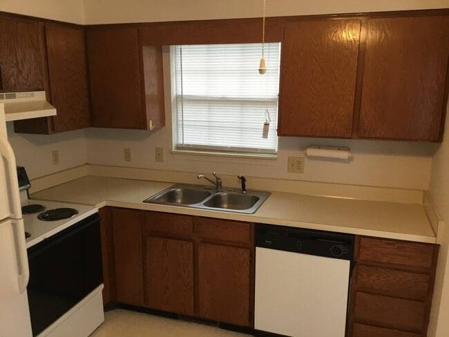 Building Photo - 3 Bedroom Home For Rent in Sango Area!