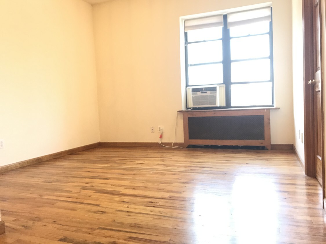 Foto principal - 644 10th Ave