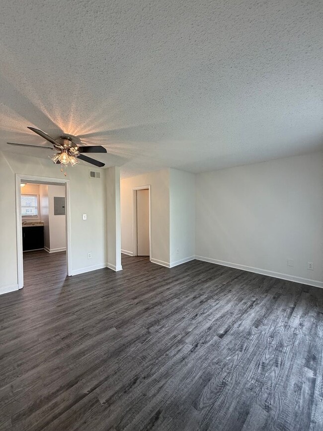 Foto del edificio - 2 Bedroom Townhouse-Style Apartment | Comi...