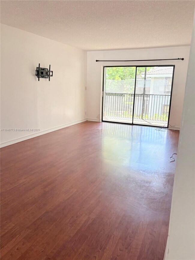 Foto del edificio - 11174 W Sample Rd