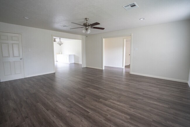 Foto del edificio - 3914 Ripplebrook Dr