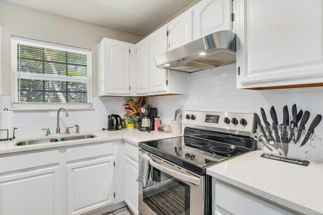 Foto del edificio - 3410 Green Briar Cir