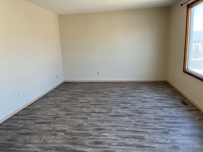 Building Photo - 3 Bed 1.5 Bath Unit in Red Deer, AB