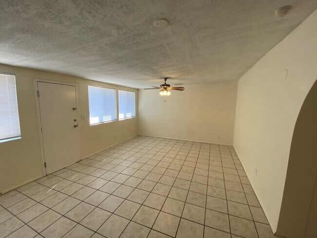 Foto del edificio - 8923 W Turney Ave