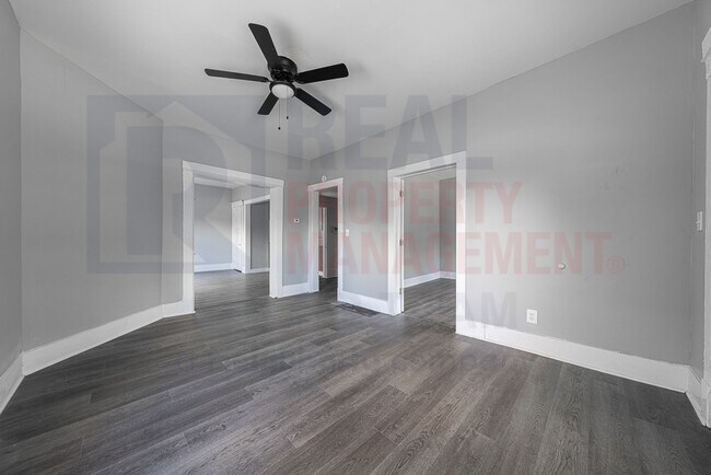 Foto del edificio - Beautiful 6 Bed 1 Bath Single Family Home