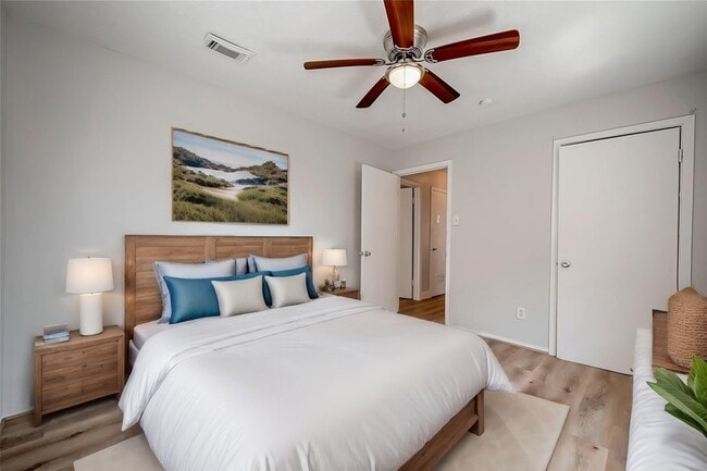 Building Photo - 8814 Manus St