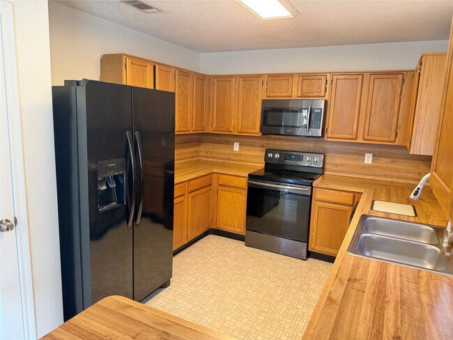 Foto del edificio - 7331 Burkridge Dr