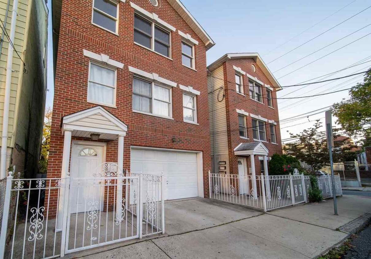 Primary Photo - 82 Tuers Ave