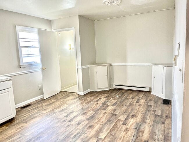 Building Photo - 3689 Claredon Dr